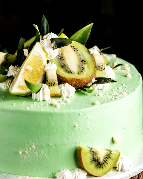 Kiwi Hache Et Citron Vert Sur Un Gateau Photo Gratuite