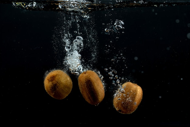 Kiwis frais dans l'eau Photo gratuit