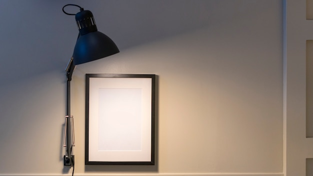 Lampe avec cadre blanc sur mur Photo Premium