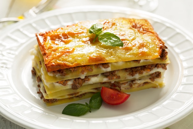 Lasagnes italiennes traditionnelles à base de viande de bœuf hachée. vue de côté Photo Premium
