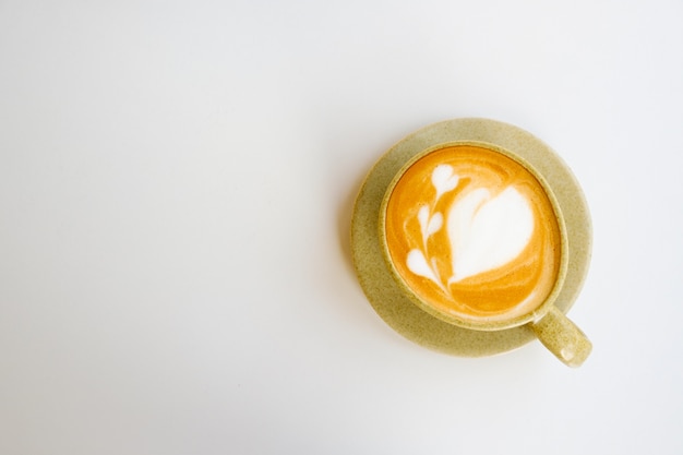 Latte Art En Tasse Sur Fond Blanc, Copie Espace Et Vue De Dessus Photo Premium