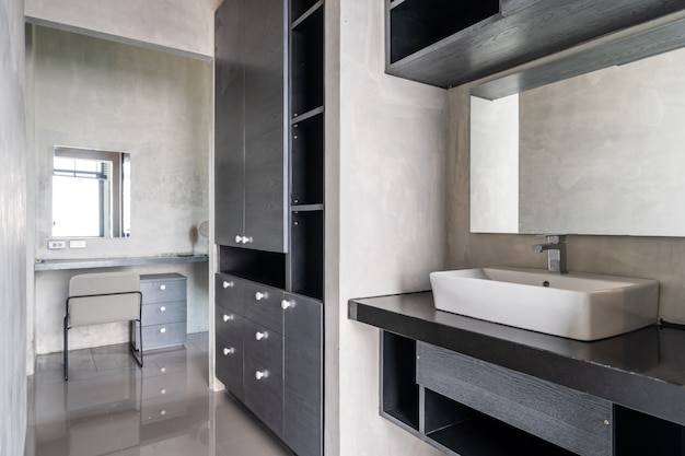 Lavabo Dans Une Salle De Bains Moderne De Style Loft Avec ...