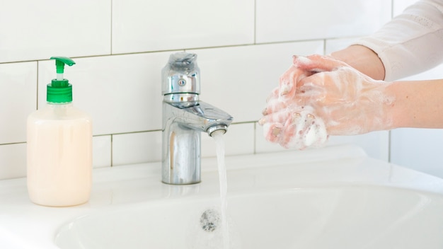 Lavabo Avec Savon Liquide Et Lavage Des Mains | Photo Gratuite