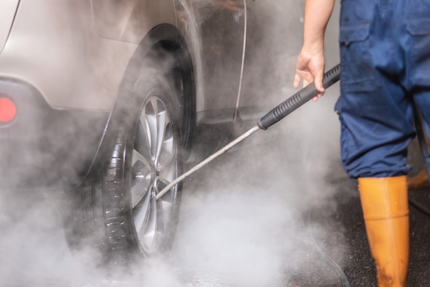 Lave-auto Manuel à L'eau Sous Pression Dans Un Lave-auto à ...