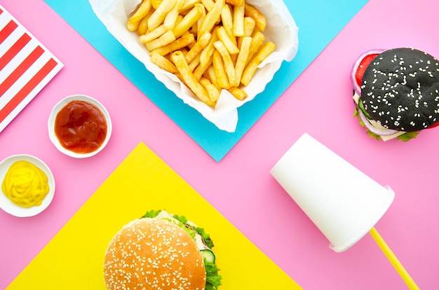 Lay plat de hamburgers avec des frites Photo gratuit