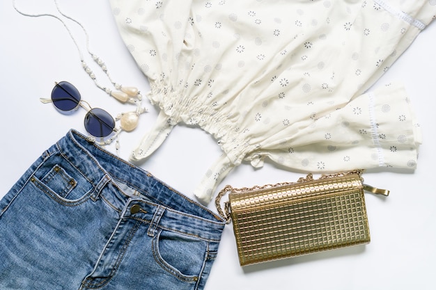 Lay plat de vêtements femme et accessoires sertie de lunettes, sac à main. Photo Premium
