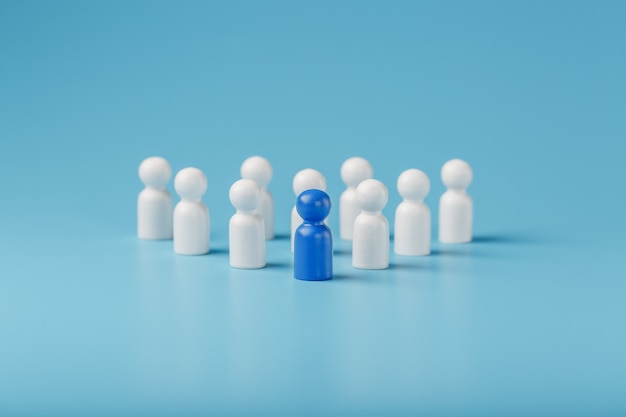 Leader Bleu Le Leader Dirige Un Groupe D Employes En Blanc Pour Atteindre L Objectif Le Personnel Et Le Recrutement Le Concept De Leadership Photo Premium