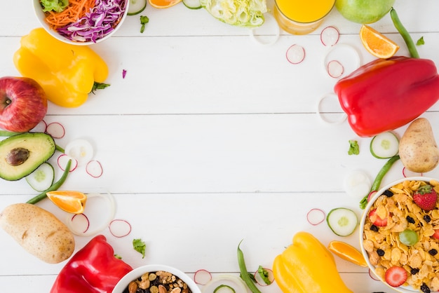 Des Legumes Salade Bol De Fruits Et Cornflakes Sur Un Bureau En Bois Blanc Avec Un Espace Pour L Ecriture Du Texte Photo Gratuite