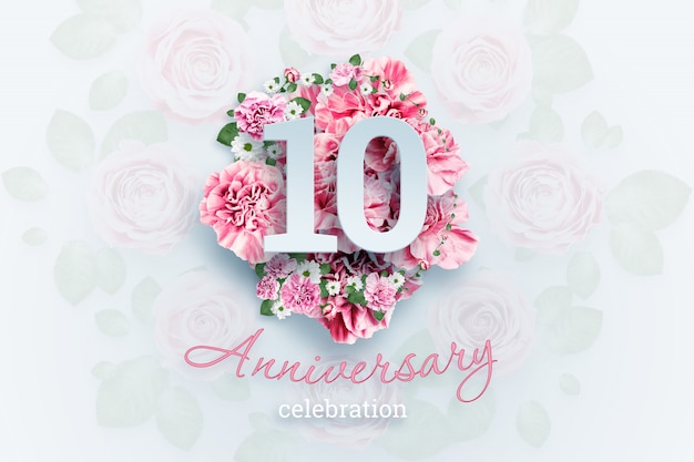 Lettrage Creatif 10 Chiffres Et Texte De Celebration Anniversaire Sur Fleurs Roses Evenement De Celebration Modele Flyer Photo Premium