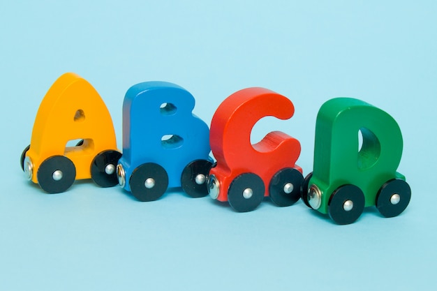 Lettres a, b, c, d d'un alphabet de train avec locomotive. Photo Premium