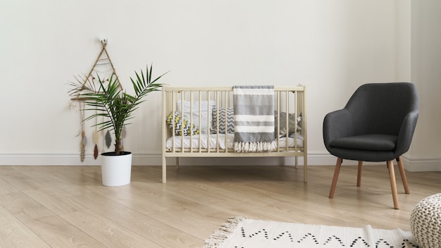 Lit Bebe Et Chaise Grise Moderne Et Plante D Interieur Dans La Chambre De Bebe Photo Premium