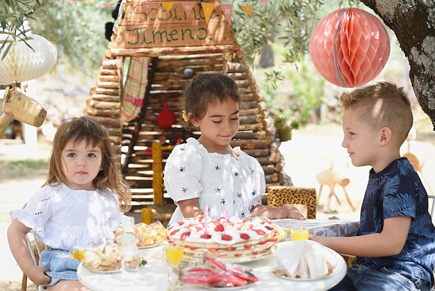 Livraison De Cadeaux D Anniversaire En Plein Air Pour Une Fille Photo Premium