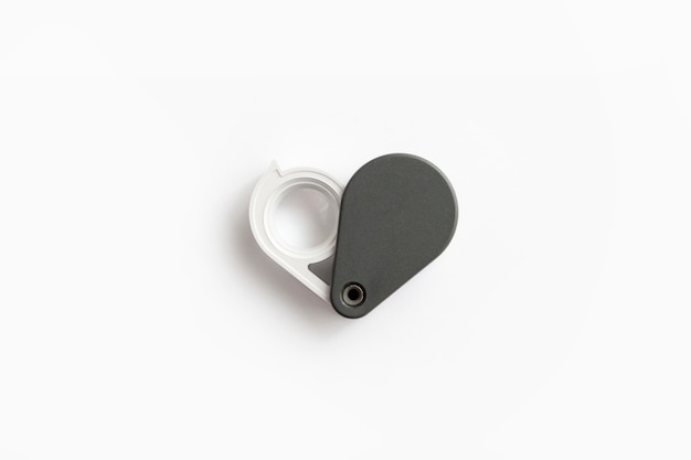 Loupe pour les diamants ou voir l'amulette isolée sur un fond blanc. Photo Premium