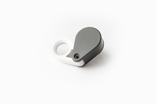 Loupe pour les diamants ou voir l'amulette isolée sur un fond blanc. Photo Premium