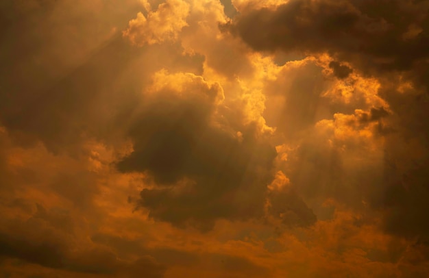 Lumiere De Dieu Ciel Nuageux Blanc Et Dore Avec Rayon De Soleil Les Rayons Du Soleil