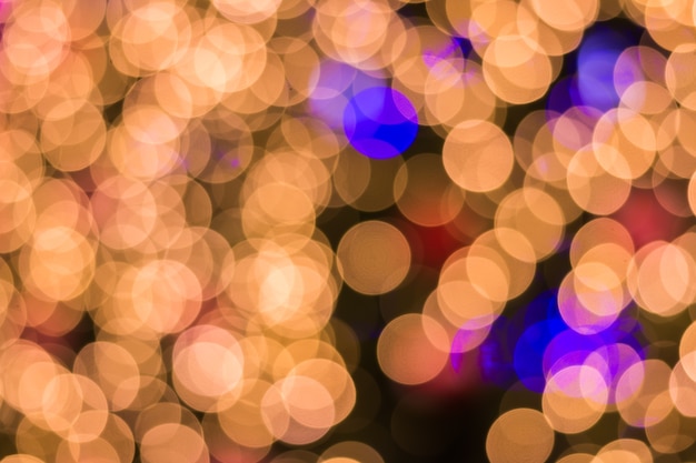 Lumières défocalisés d'arrière-plan de l'arbre de noël doré Photo Premium