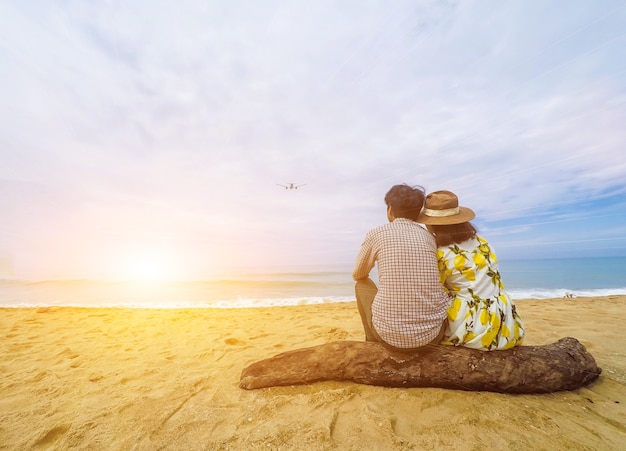 Lune De Miel Couple Romantique Amoureux à La Plage Coucher