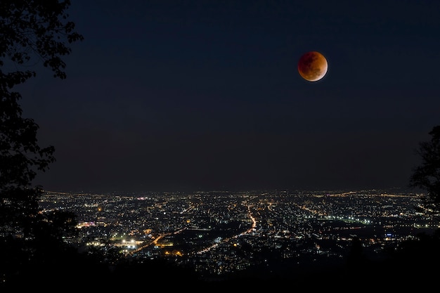 Lune de sang dans l'éclipse lunaire et aussi une lune bleue et super lune Photo Premium