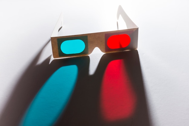 Lunettes 3d rouges et bleues sur fond blanc réfléchissant Photo gratuit