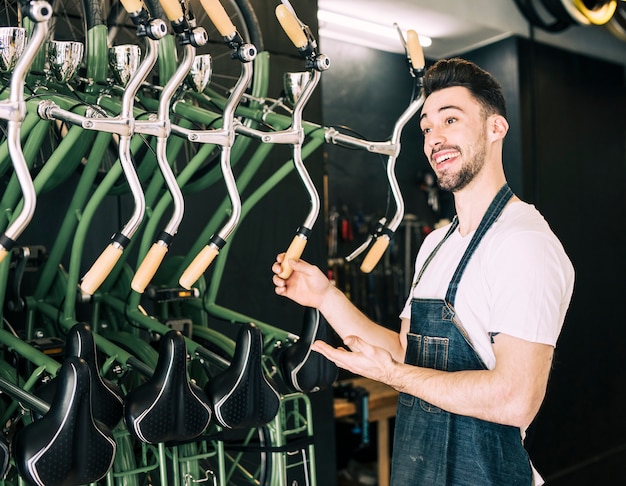 Magasin de vélos avec vendeur Photo gratuit