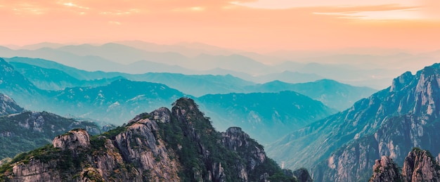 Le Magnifique Paysage Naturel De La Montagne Huangshan En Chine Photo Premium