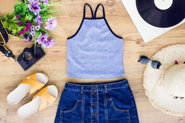 Maillot de bain avec accessoires de plage sur fond de bois. Photo gratuit