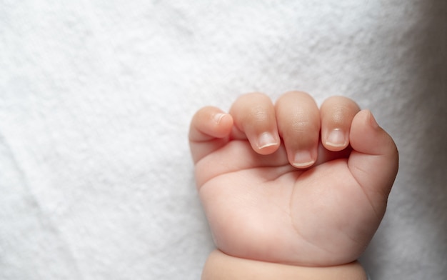 Main De Bebe Nouveau Ne Dans Un Lit Blanc Photo Gratuite