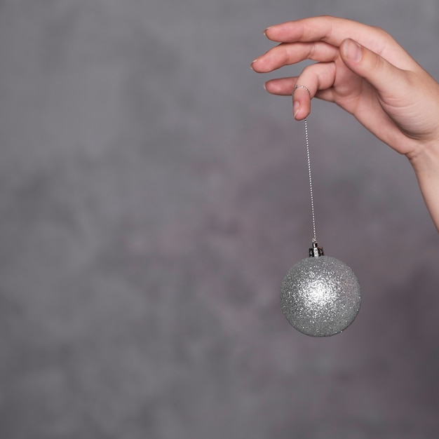 Main Avec Boule De Noël Sur Fil Télécharger Des Photos