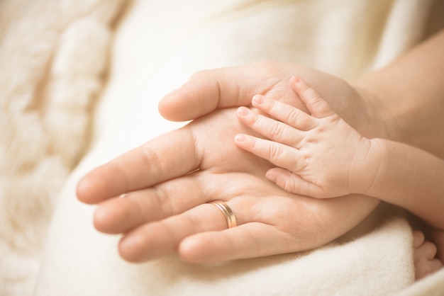 Main De L Enfant Nouveau Ne Gros Plan De La Main De Bebe Dans Les Mains Des Parents Notion De Famille Maternite Et Naissance Photo Premium