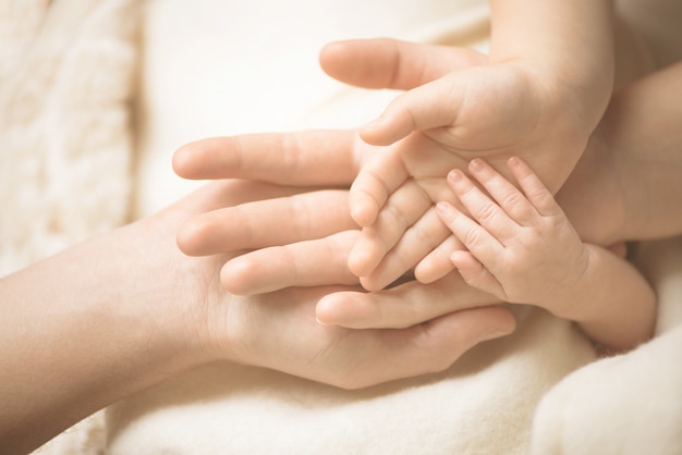 Main De L Enfant Nouveau Ne Gros Plan De La Main De Bebe Dans Les Mains Des Parents Notion De Famille Maternite Et Naissance Photo Premium