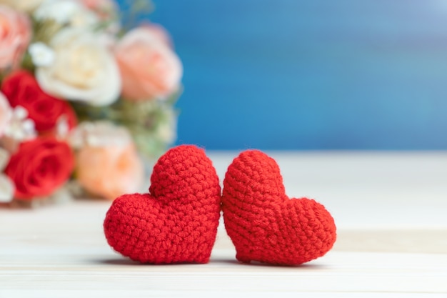 Main Faire Deux Fils Rouge Coeur Devant Bouquet De Fleurs