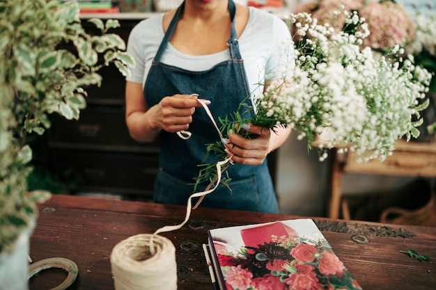 Main Femme Attacher Bouquet De Fleurs Avec De La Ficelle