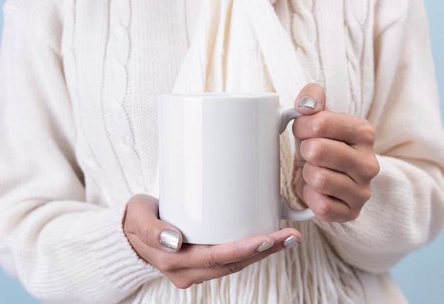 Main De Femme Tenant Une Tasse à Café En Céramique Blanche Maquette