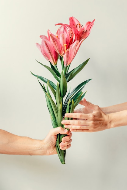 Main De Lhomme Donnant Un Bouquet De Fleurs De Lis à La