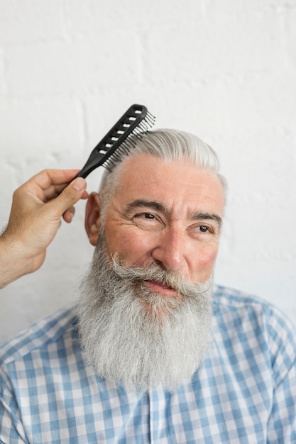 Main Peignant Vieux  Cheveux  Gris  Photo Gratuite
