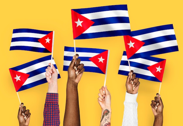 Mains agitant des drapeaux de cuba Photo gratuit