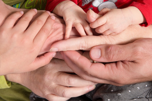 Mains De Bebe De Famille Pere Et Mere Tenant L Enfant Nouveau Ne Et Sa Sœur Gros Plan De La Main De L Enfant En Parents Et Frere Photo Premium