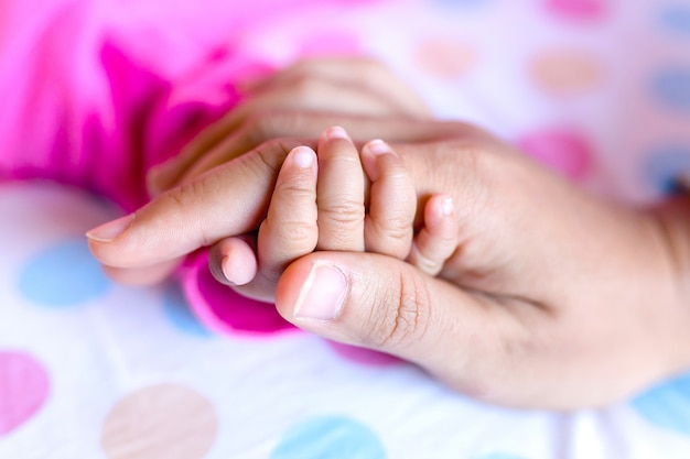 Mains De Bebe Et Maman Le Tenant Photo Premium