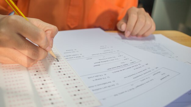 Mains D&#39;étudiants Prenant Des Examens, écrit La Salle D&#39;examen | Photo  Premium