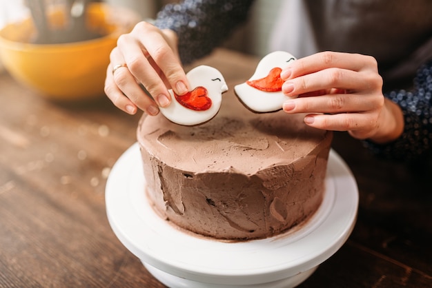 Des Mains Feminines Decorent Le Gateau Avec Des Biscuits En Forme D Oiseaux Delicieux Dessert Cuisine Maison Photo Premium