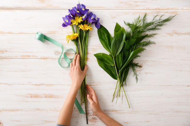  Mains  De Femme Fleuriste Faire Un Bouquet  De Fleurs  