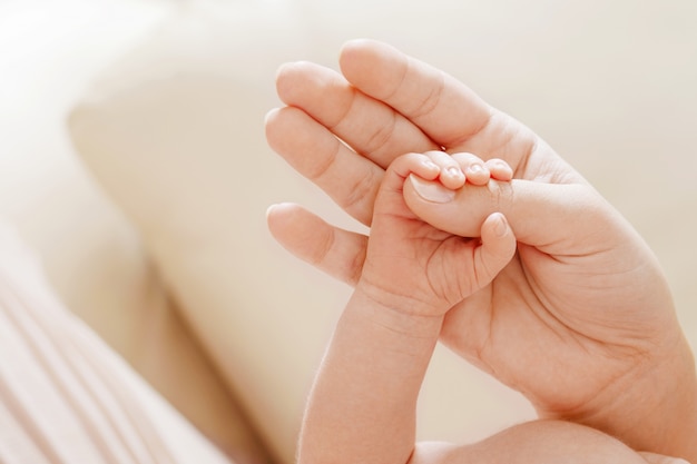 Les Mains Des Parents Tenant Les Doigts De Bebe Nouveau Ne Bouchent La Main De La Mere Tenant Leur Nouveau Ne Aime Les Soins De Sante Familiaux Et La Partie Du Corps Medical