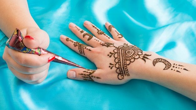 Maître Tatouage Merveilleux Mehndi Sur La Main De La Femme