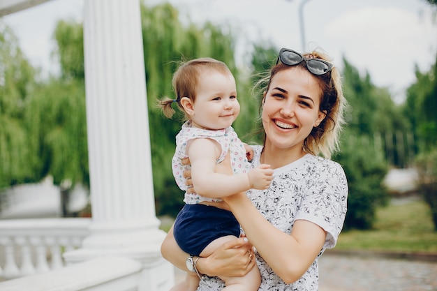 Maman au repos avec sa fille Photo gratuit
