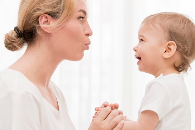 Maman Et Bebe S Amusent Photo Gratuite