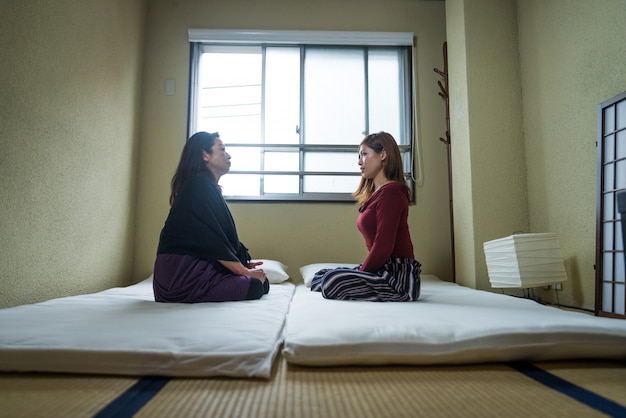 Maman Japonaise Et Sa Fille Dans Un Appartement Traditionnel Photo My