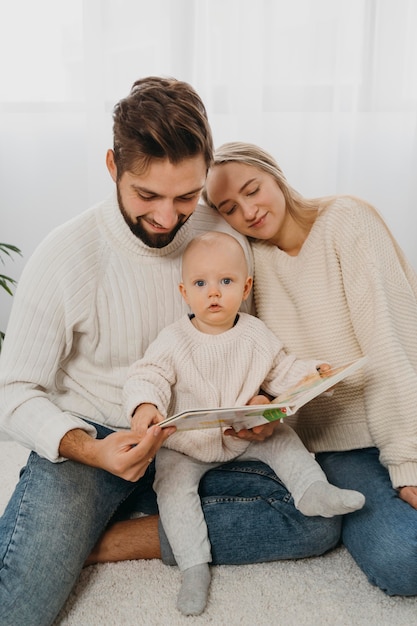 Maman Et Papa Avec Petit Bebe A La Maison Photo Premium