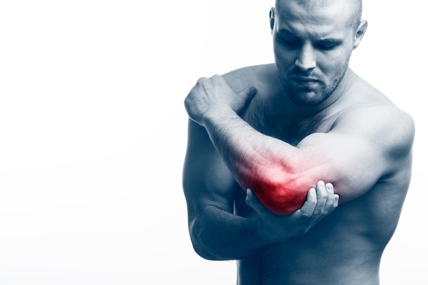 .man sport physique tient un coude malade Photo Premium