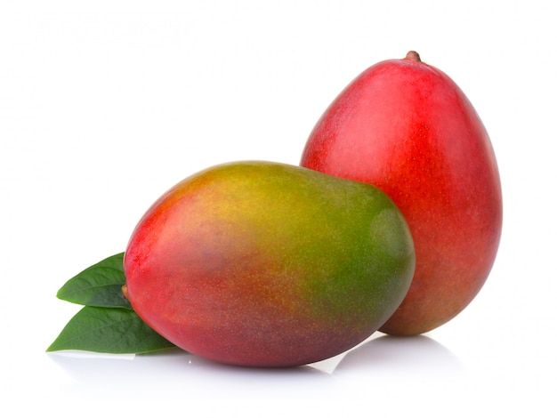 Mangue mûre avec feuilles isolé sur blanc Photo Premium
