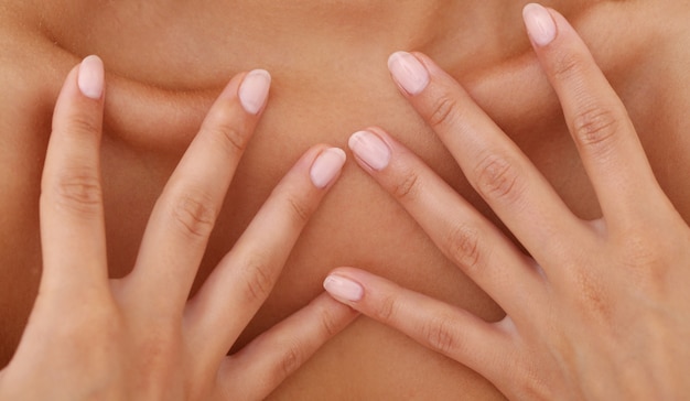 Manucure ongles blancs, mains propres Photo gratuit